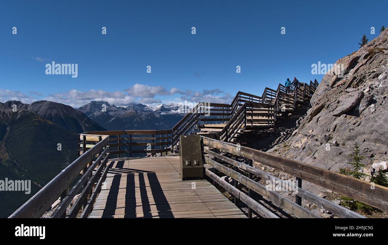 Paseo marítimo de madera que conduce a la cima de la montaña Sulphur cerca de Banff, Banff National Park, Alberta, Canadá con las Montañas Rocosas en el fondo. Foto de stock
