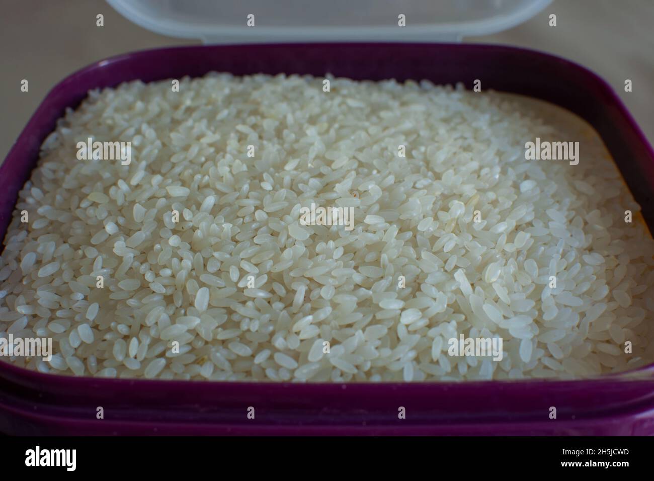 Vista superior de fondo de textura de semilla de arroz blanco. Grano de arroz largo natural, orgánico, alimento para saludable. Agricultura de cultura asiática. Foto de stock