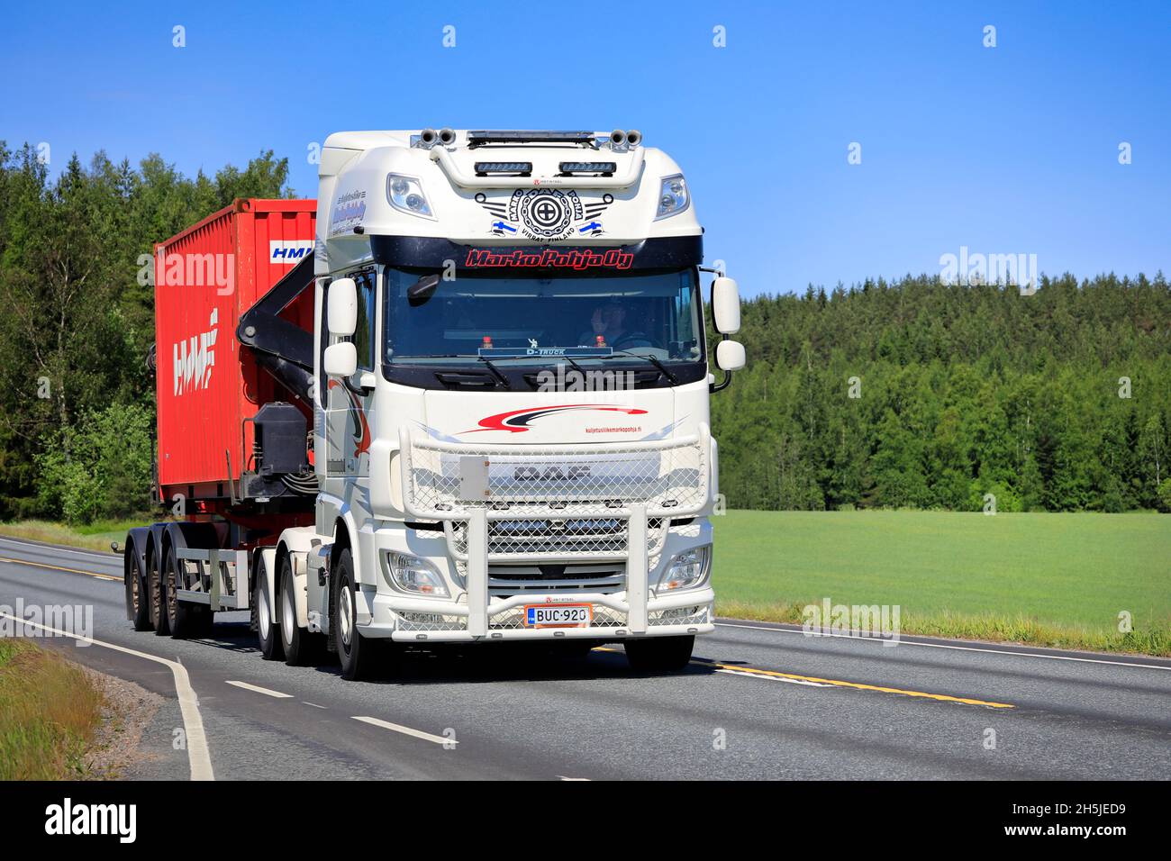 El camión blanco DAF XF, muy bien personalizado, Marko Pohja Oy transporta un contenedor rojo en la autopista 2 en un día soleado de verano. Jokioinen, Finlandia. 15 de junio de 2020. Foto de stock