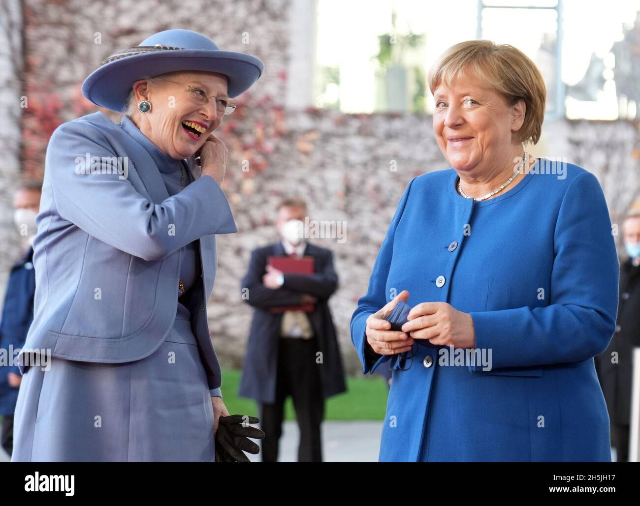 Berlín, Alemania. 10th Nov, 2021. La Canciller en funciones Angela Merkel  (CDU, r), da la bienvenida a la Reina Margrethe II de Dinamarca frente a la  Cancillería. La reina Margrethe II de