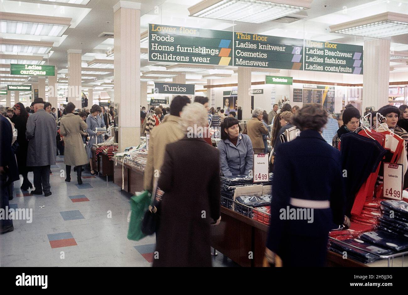 Londres 1982. Interior de una tienda de departamentos StMichael en Londres con gente mirando la ropa. Crédito Roland Palm. Foto de stock