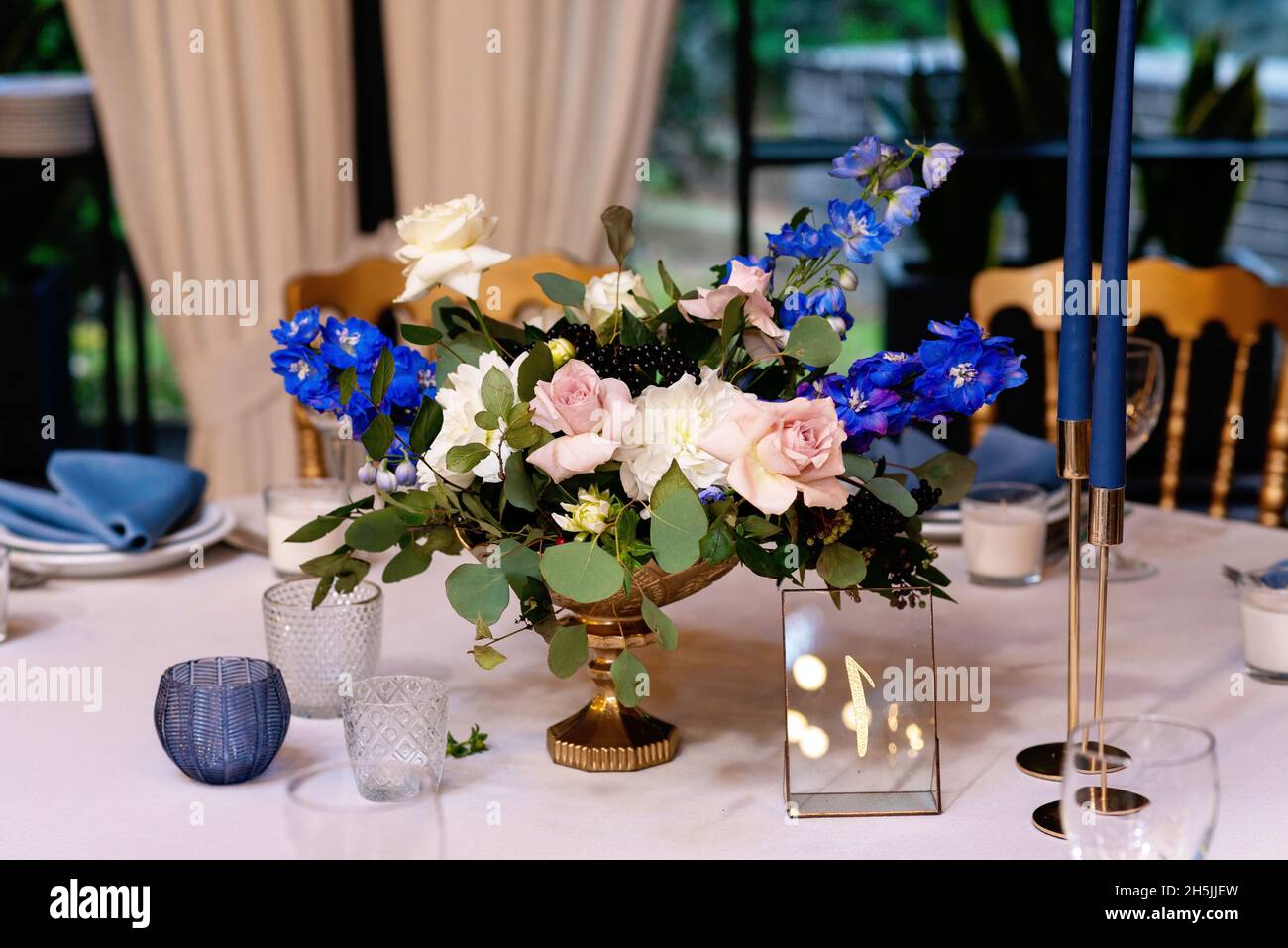 Boda festiva, mesa con servilletas de lino azul, velas y ramos de flores  frescas. Decoraciones de boda. Concepto de menú de restaurante. selectiv  SUAVE Fotografía de stock - Alamy