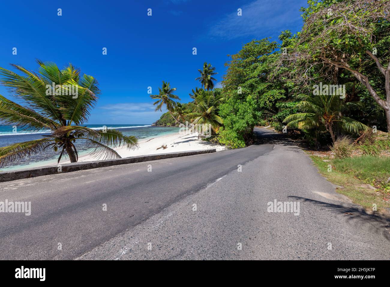 Carretera de playa en isla tropical Foto de stock