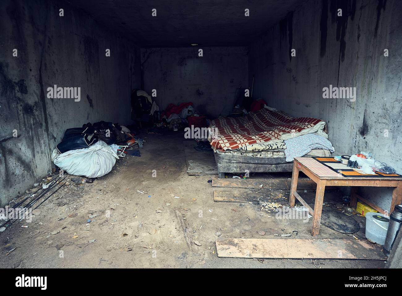 Un terrible lugar de vida de las personas sin hogar en Letonia. Fotografías de alta calidad Foto de stock