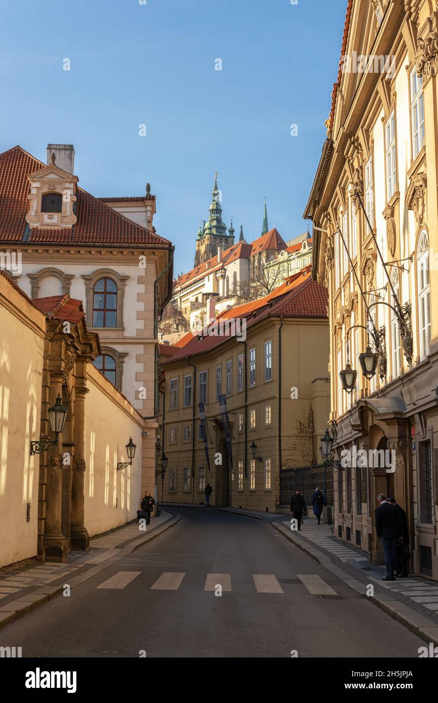 Praga, República Checa -15 de enero de 2020: Vista del casco antiguo y la famosa Catedral de San Vito en Praga, República Checa. Foto de stock