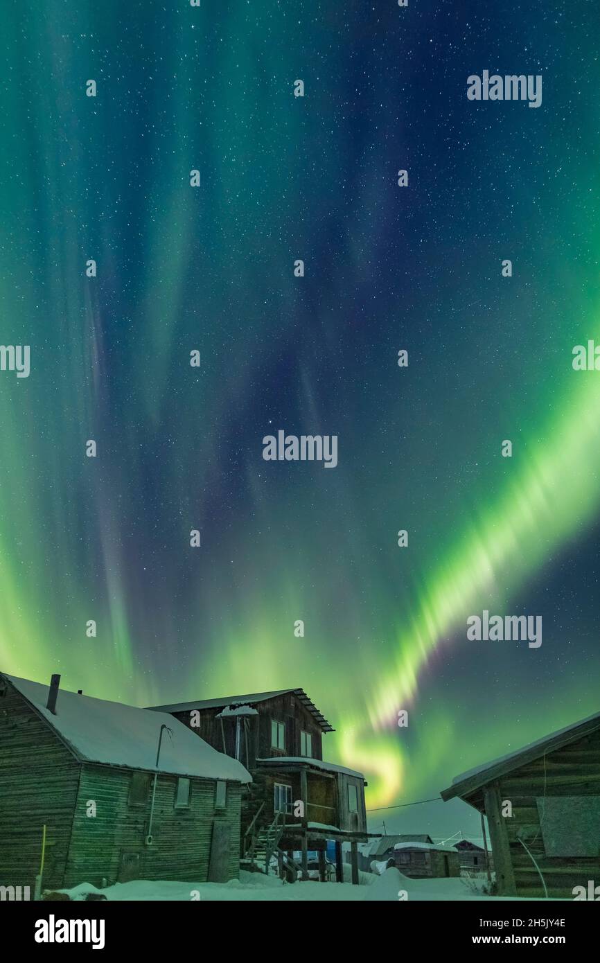 Auroras boreales en el cielo sobre el pueblo de Nulato en invierno