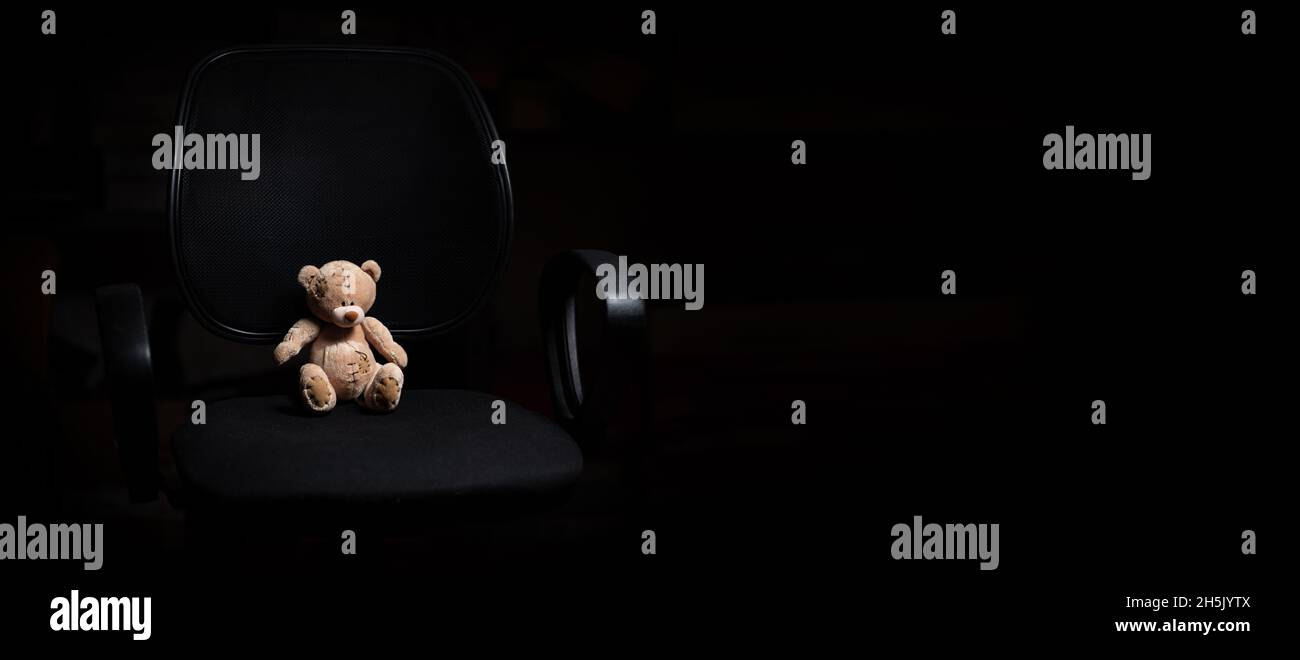 Oso de peluche en silla fotografías e imágenes de alta resolución Alamy