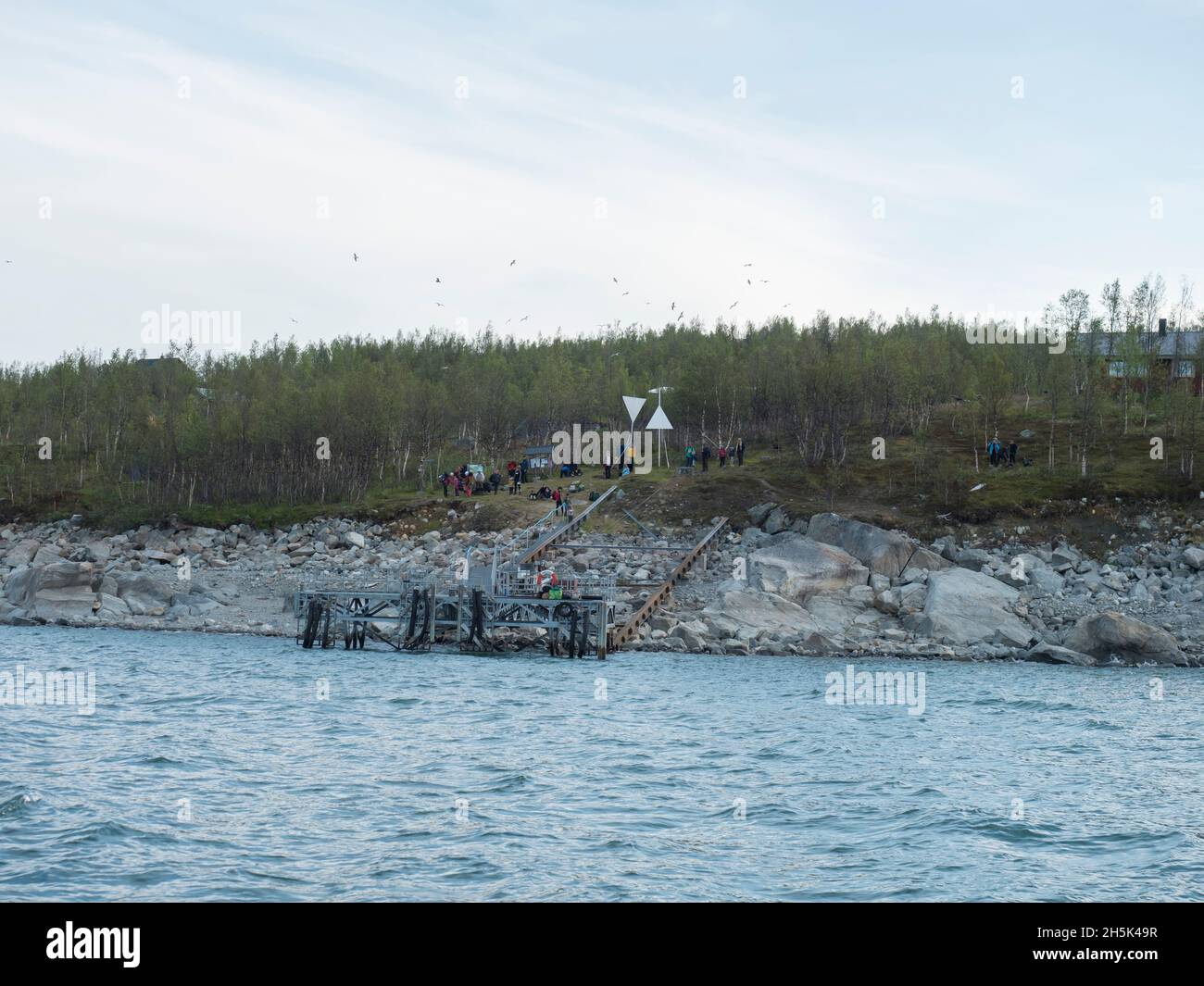 Vista de Anonjalmme sobre el lago Akkajaure, sami setllement con grupo de excursionistas esperando el barco a Ritsem. Punto de inicio de Padjelantaleden Foto de stock
