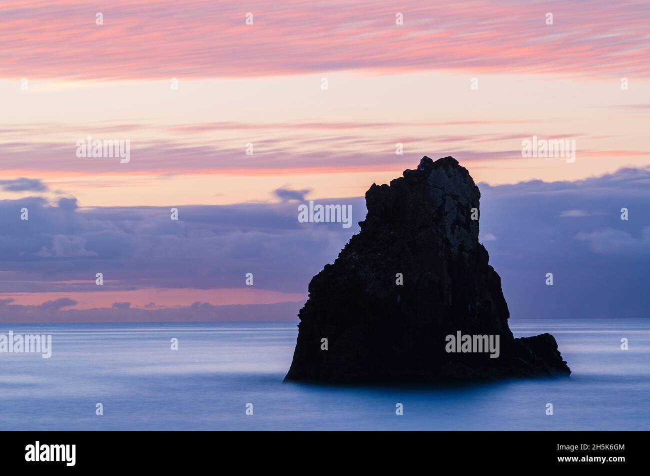 Pila de mar en el océano Atlántico al amanecer Foto de stock