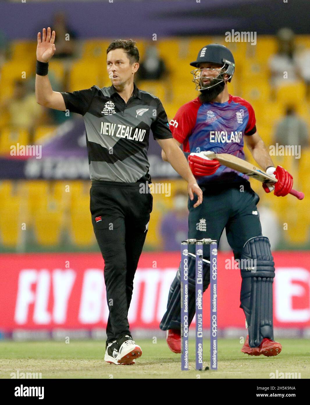 Trent Boult (izquierda) de Nueva Zelanda y Moeen Ali de Inglaterra