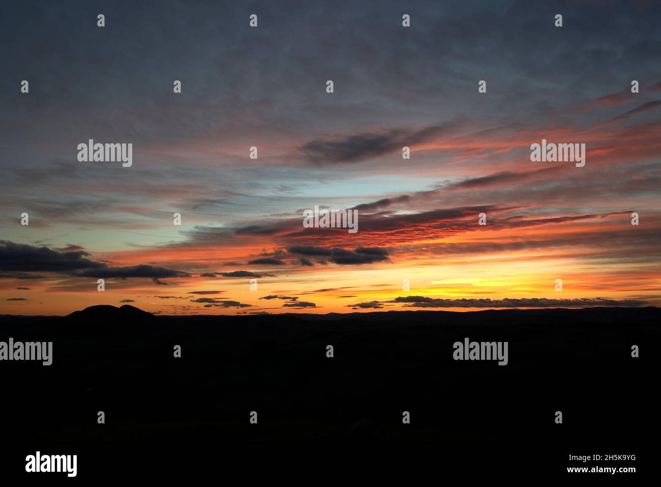 Impresionante puesta de sol otoñal detrás de las colinas de Eildon en las fronteras escocesas Foto de stock