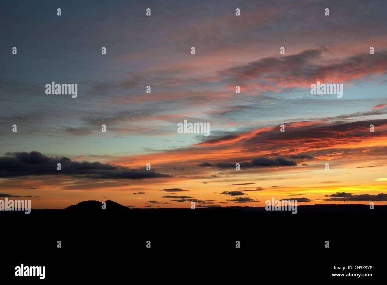 Impresionante puesta de sol otoñal detrás de las colinas de Eildon en las fronteras escocesas Foto de stock