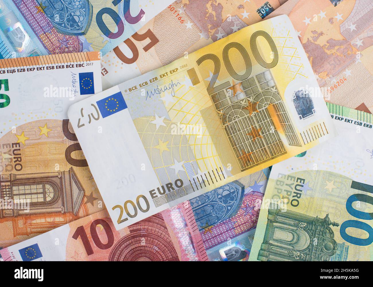 Billetes en euros, moneda europea, dinero, ahorros, bolsa de valores,  efectivo de diferentes billetes Fotografía de stock - Alamy
