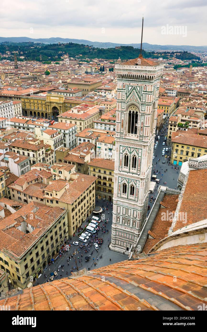 Vista del Campanile (campanario) y del paisaje urbano de Florencia desde la cúpula de la catedral; Florencia, Italia Foto de stock