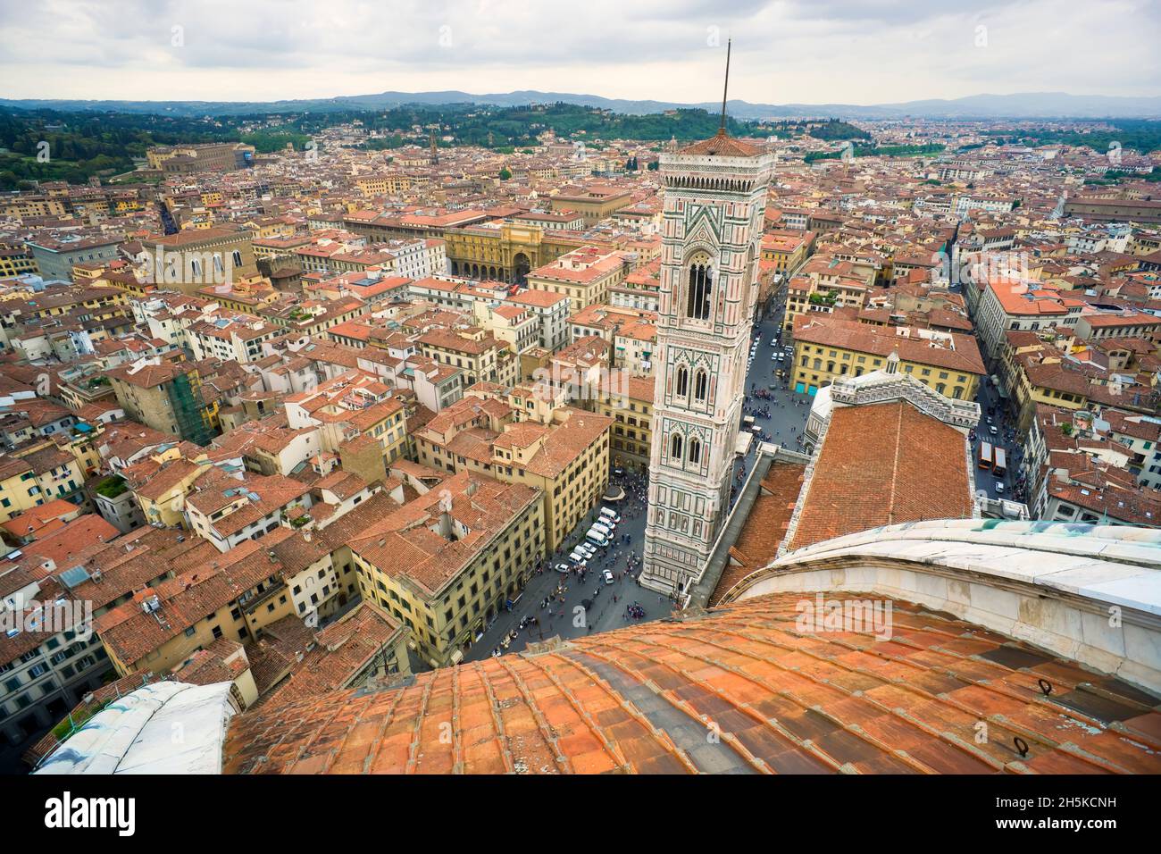 Vista del Campanile (campanario) y del paisaje urbano de Florencia desde la cúpula de la catedral; Florencia, Italia Foto de stock