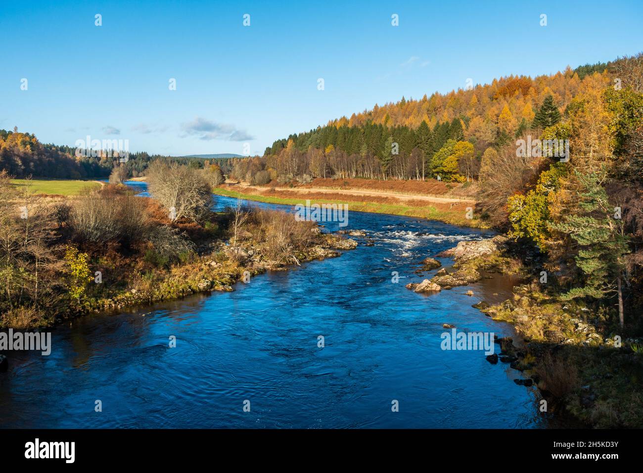 El río Dee atraviesa Royal Deeside en Aberdeenshire, Escocia, en un día soleado en otoño Foto de stock