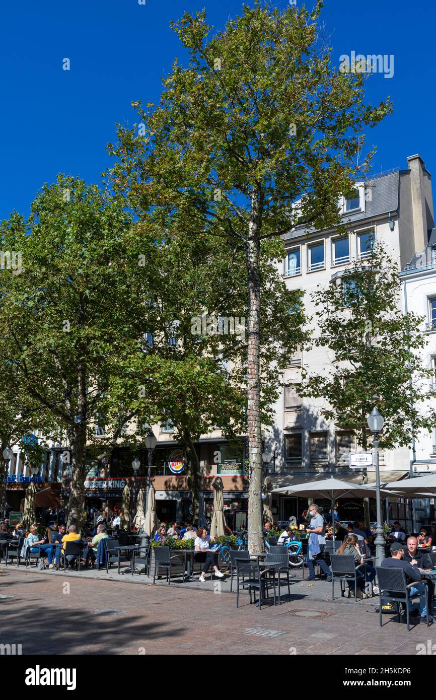 Europa, Luxemburgo, Luxemburgo, Ciudad Alta, Place d'Armes con cafés y bares en Rue Genistre Foto de stock