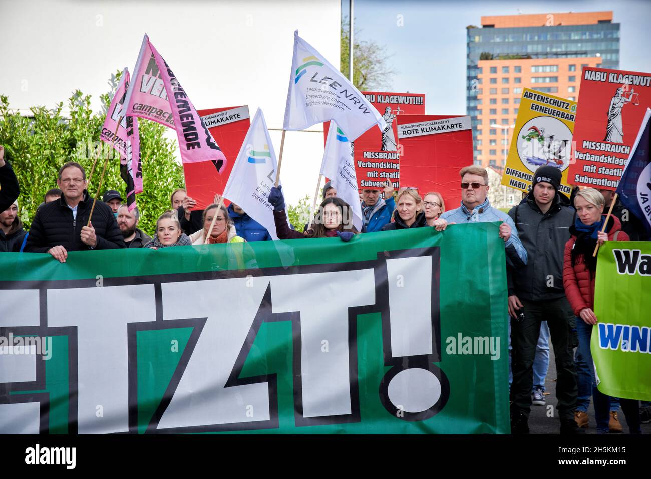 Der Landesverband Erneuerbare Energien NRW demonstriert gegen die, aus ihren Augen, Klagewelle gegen Windkraftalagen des NABU-NRW. Foto de stock