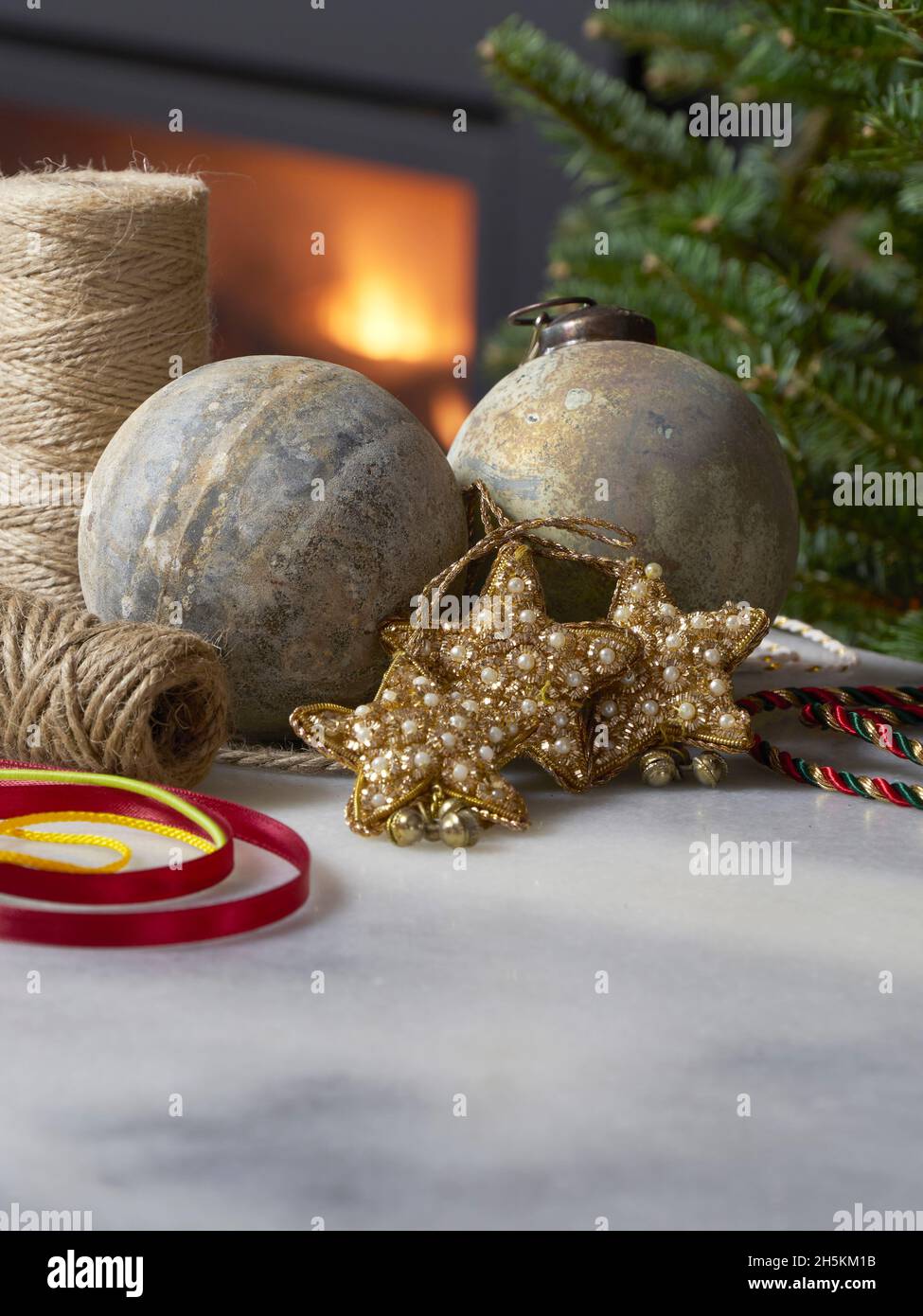 Adornos de Navidad, hilo de yute, cinta con chimenea y un árbol perenne  Fotografía de stock - Alamy