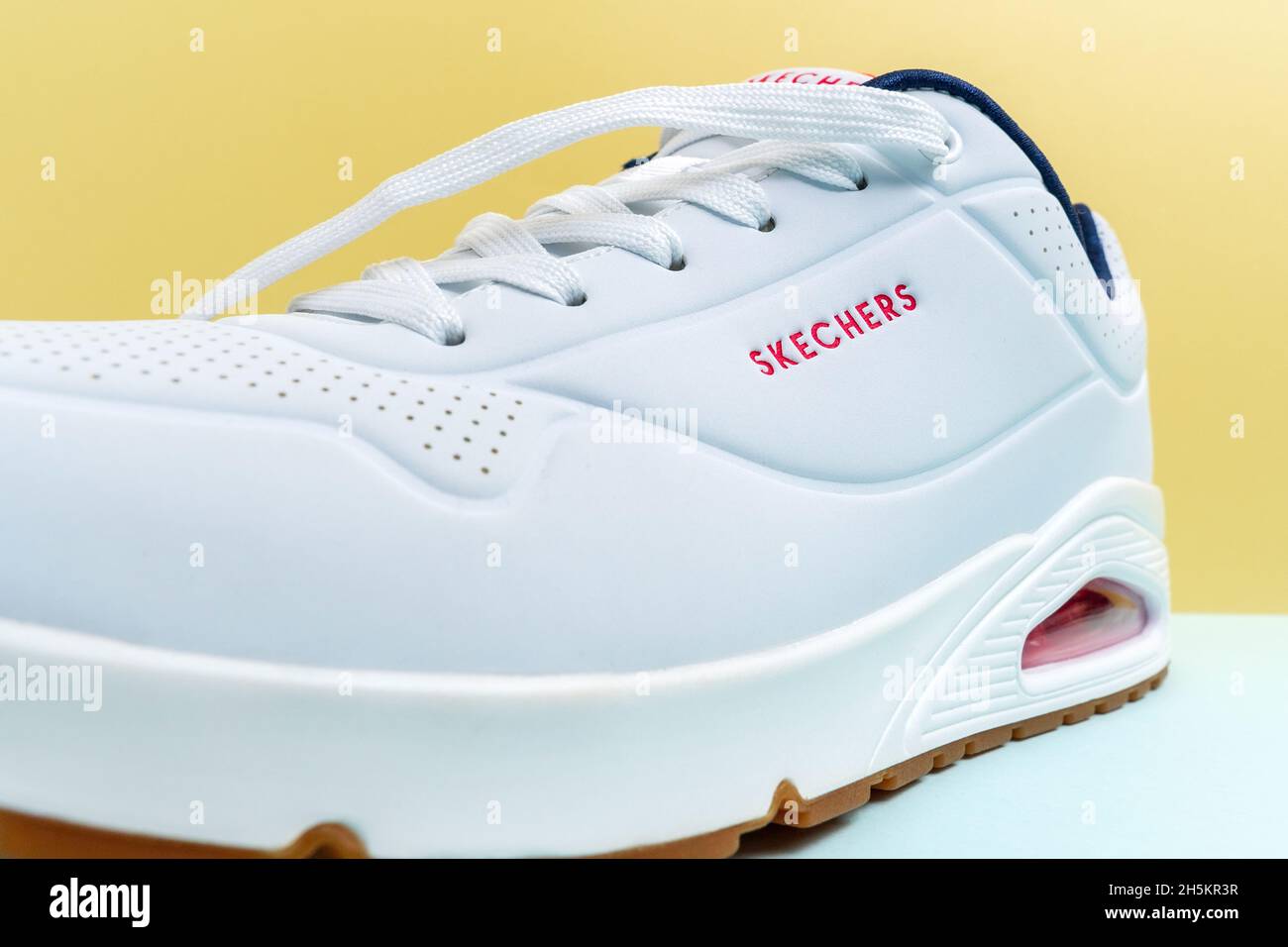 Tyumen, Rusia-14 de octubre de 2021: Zapatillas de lona para hombre nuevos,  zapatos blancos Los ángeles de Skechers. Enfoque selectivo Fotografía de  stock - Alamy