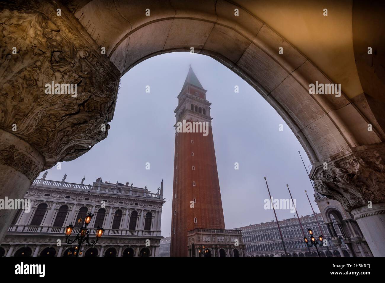 Piazza San Marco (St Mark's Square) y el Campanile (campanario); Venecia, Italia Foto de stock
