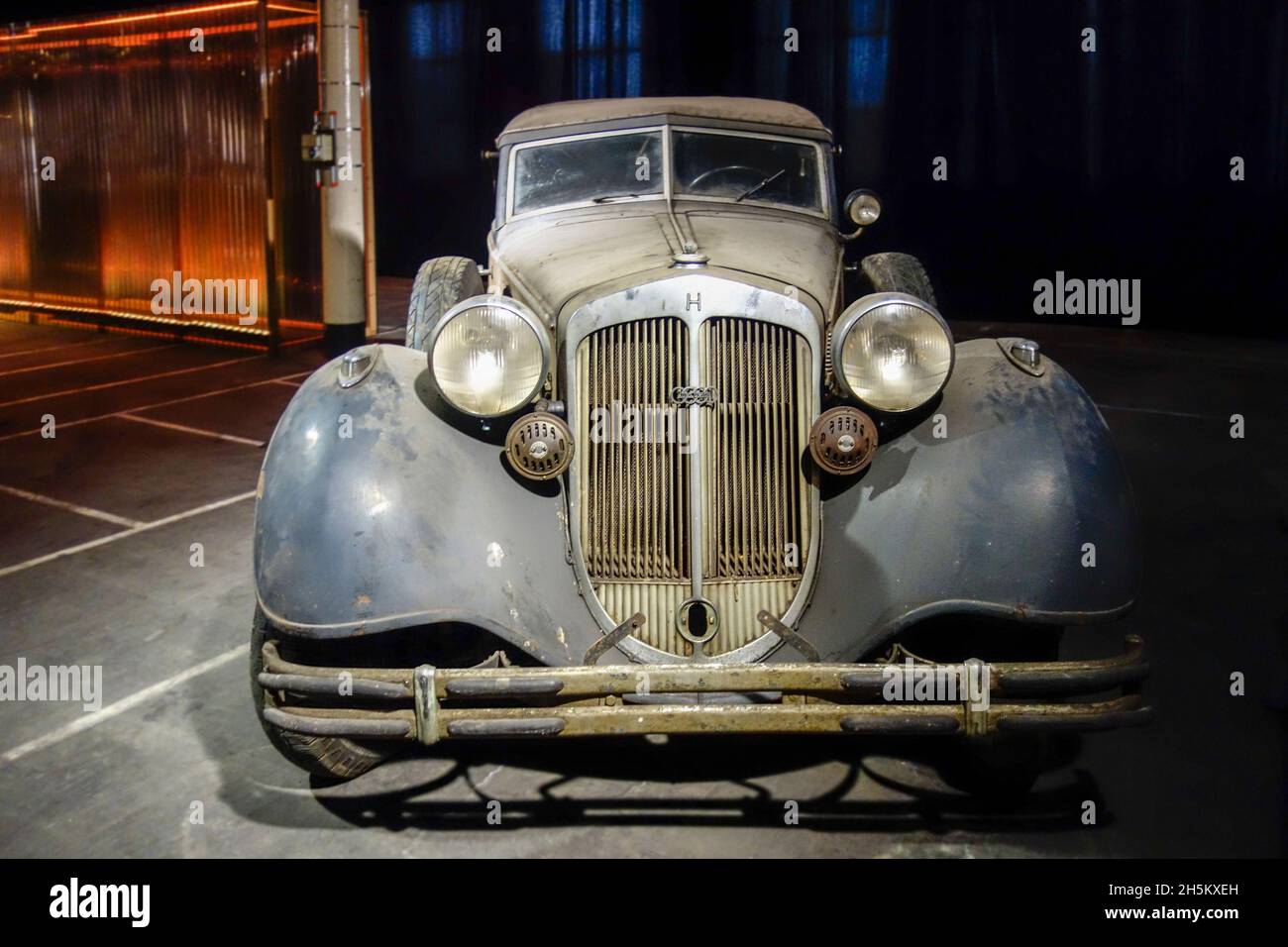 Oxidado y polvoriento 1937 Horch Typ 853, coche clásico alemán / oldtimer, en mal estado listo para ser restaurado en el garaje Foto de stock