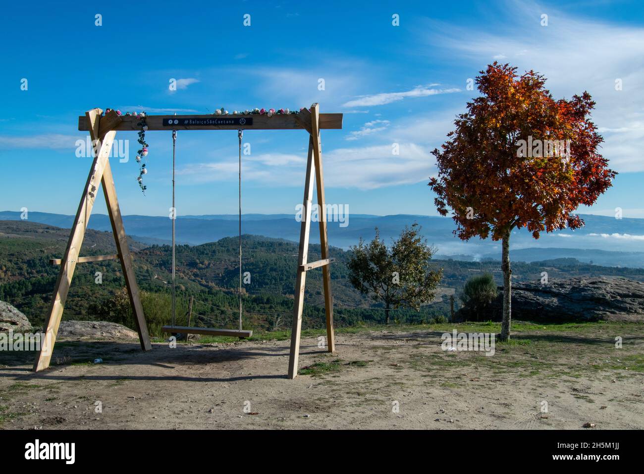 Hermosos columpios en el norte de Portugal, baloiço São Caetano en Chaves. Portugal y los columpios gigantes portugueses al aire libre. Foto de stock