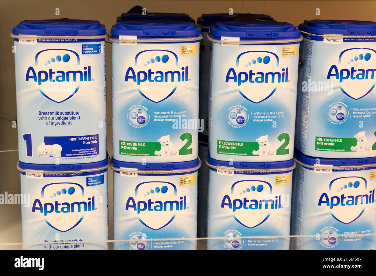 en casa Intrusión declarar Aptamil leche en polvo para bebés en caja de dibujos animados en el  supermercado Londres Inglaterra Reino Unido Fotografía de stock - Alamy