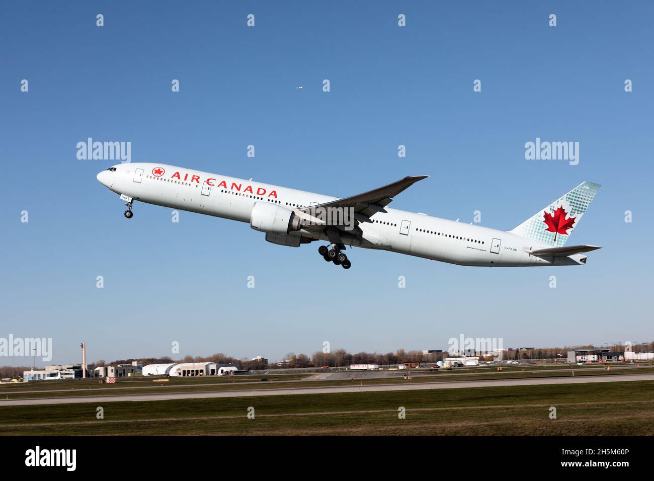 Air Canada Boeing 777-333 en el aeropuerto de Montreal, Pierre-Elliott Trudeau, Quebec, Canadá Foto de stock