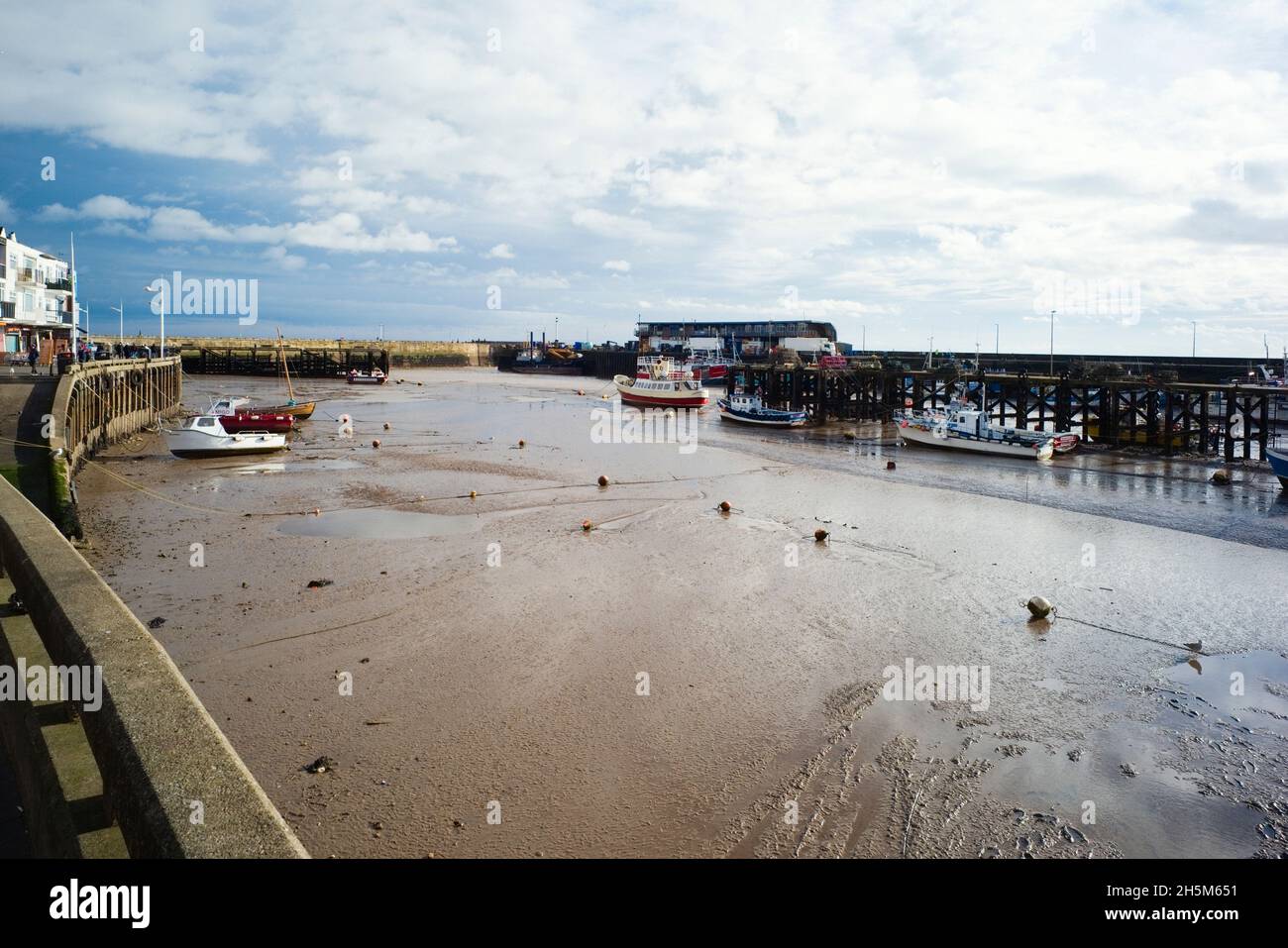 El puerto de Bridlington está en marea baja Foto de stock