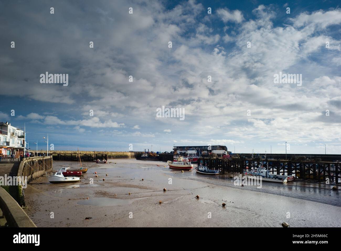 Bridlington puerto en marea baja con cielo grande Foto de stock