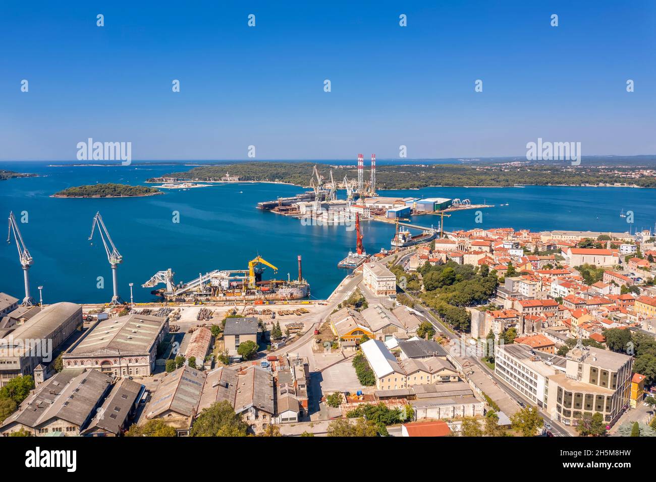 Vista aérea de Pula, en primer plano antiguo astillero Uljanik, Pula, Istria, Croacia Foto de stock