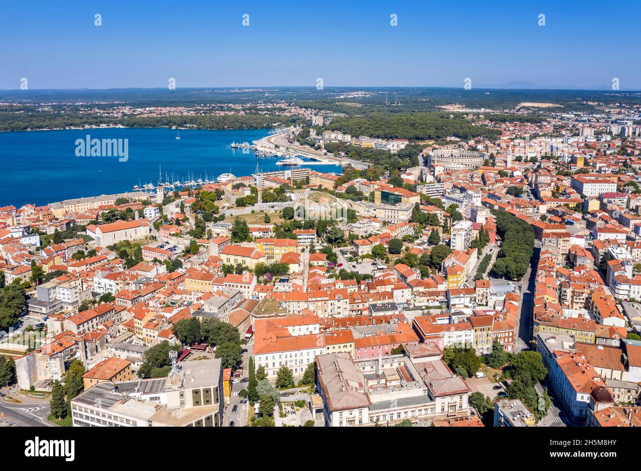 Una vista aérea de Pula con el anfiteatro y el puerto, Istria, Croacia Foto de stock
