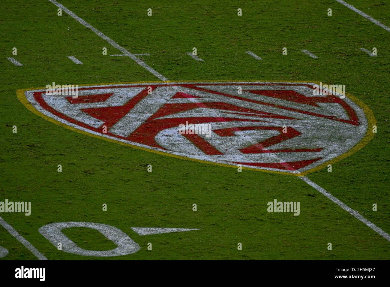 Vista detallada del logotipo de PAC-12 durante un partido de fútbol de la NCAA entre los Troyanos del Sur de California y los Utes de Utah, sábado, 9 de octubre de 2021, en Lo Foto de stock