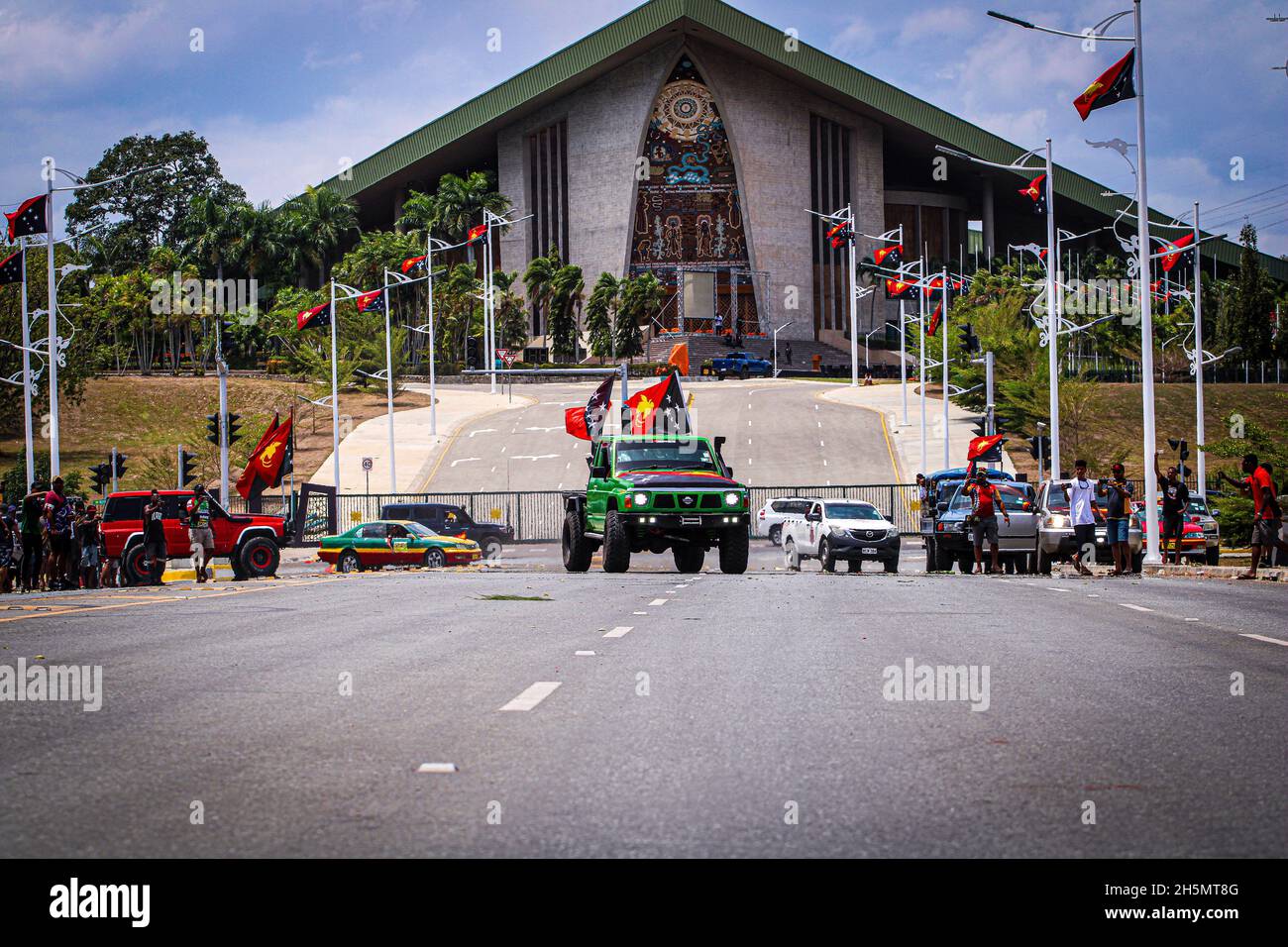 Vehículos 4x4 por el bulevar Independence Boulevard en Waigani, frente a la casa del parlamento del país, durante la celebración del Día de la Independencia de 46th Foto de stock
