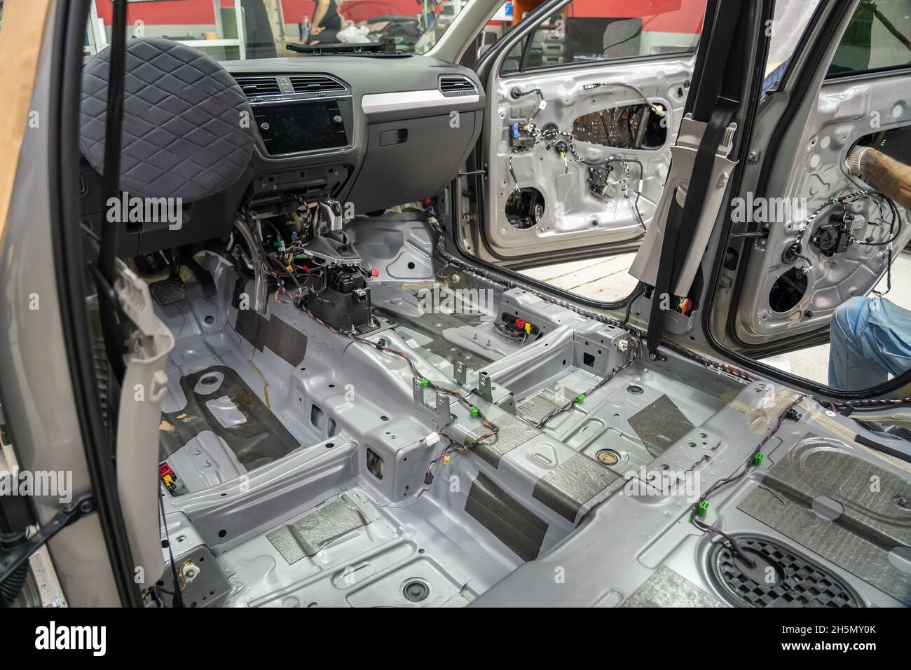 Interior del coche en proceso de instalar insonorización de aislamiento  acústico en un todoterreno moderno Fotografía de stock - Alamy