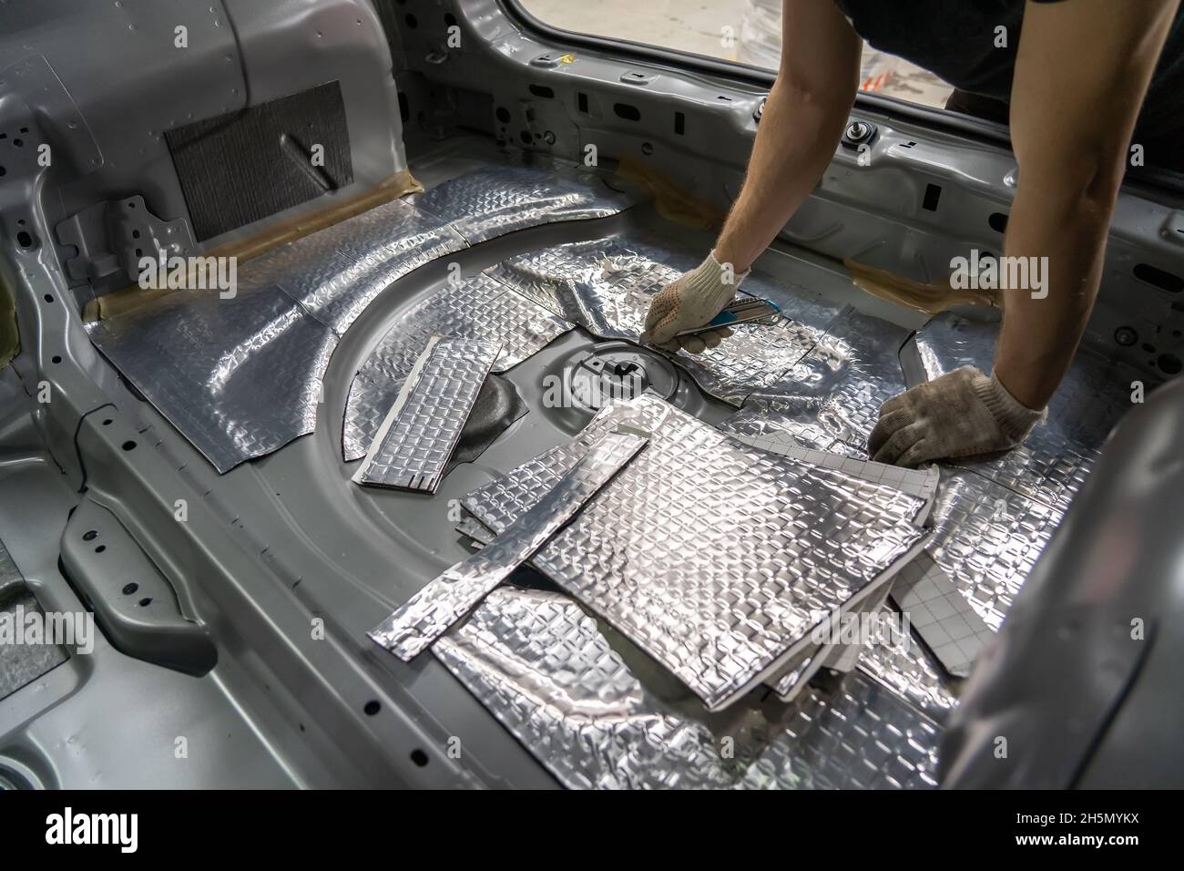 Proceso de instalación de material de insonorización en el interior del  vehículo. Aislamiento acústico automático Fotografía de stock - Alamy