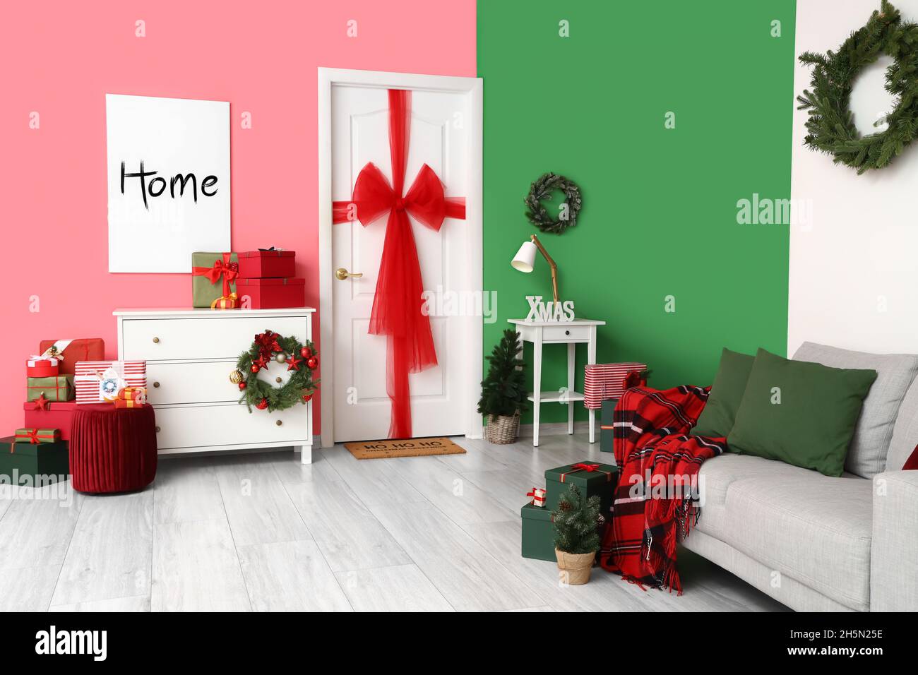 Interior de la habitación con puerta decorada y regalos de Navidad  Fotografía de stock - Alamy