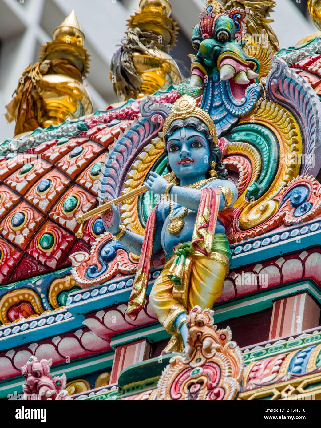 Estatua de Krishnan del gopuram del Templo de Sri Krishnan. Es un templo hindú en Singapur. Construido en 1870 y considerado como monumento nacional de Singapur Foto de stock