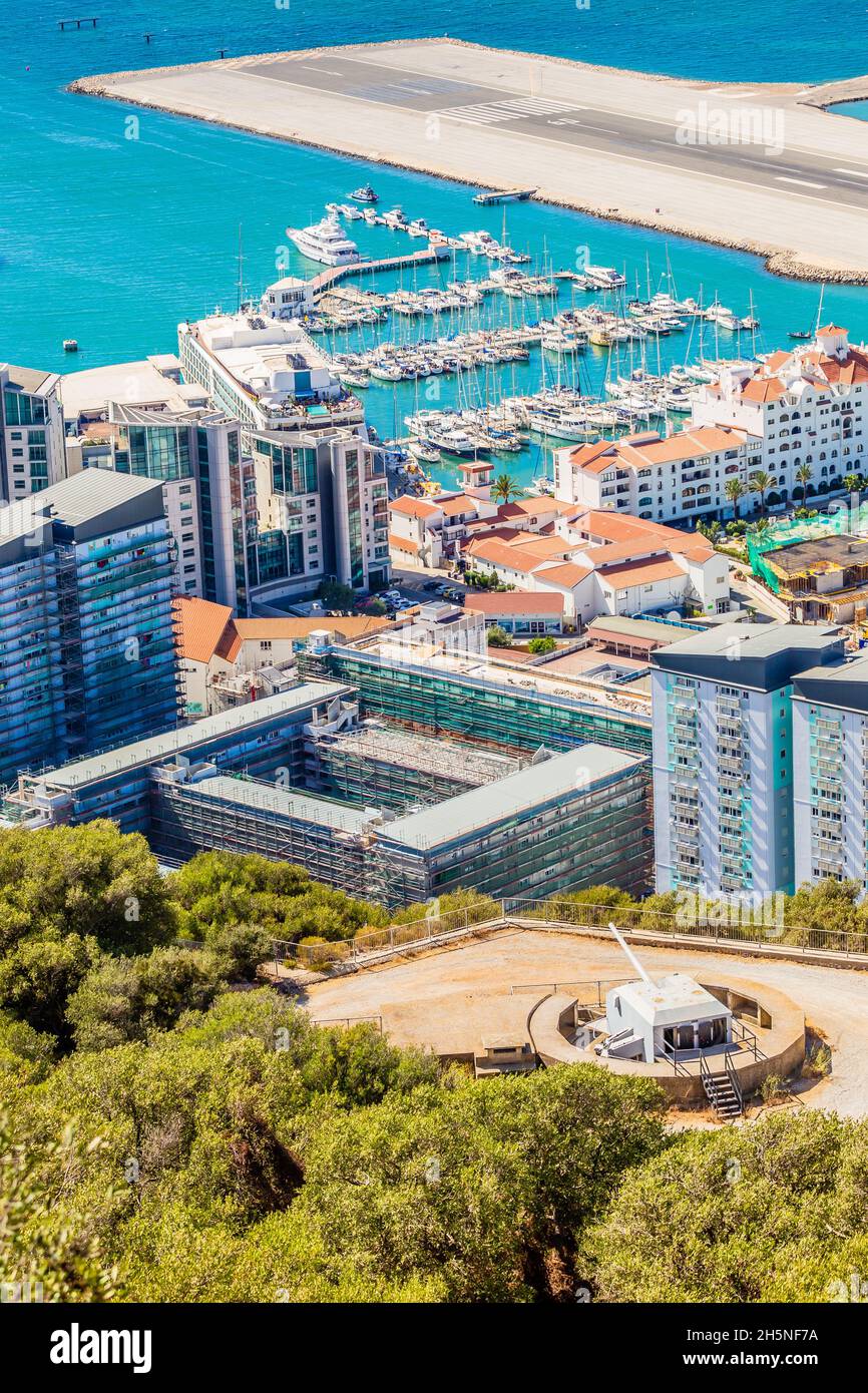 Vista panorámica de la ciudad y la bahía de Gibraltar desde el Peñón de
