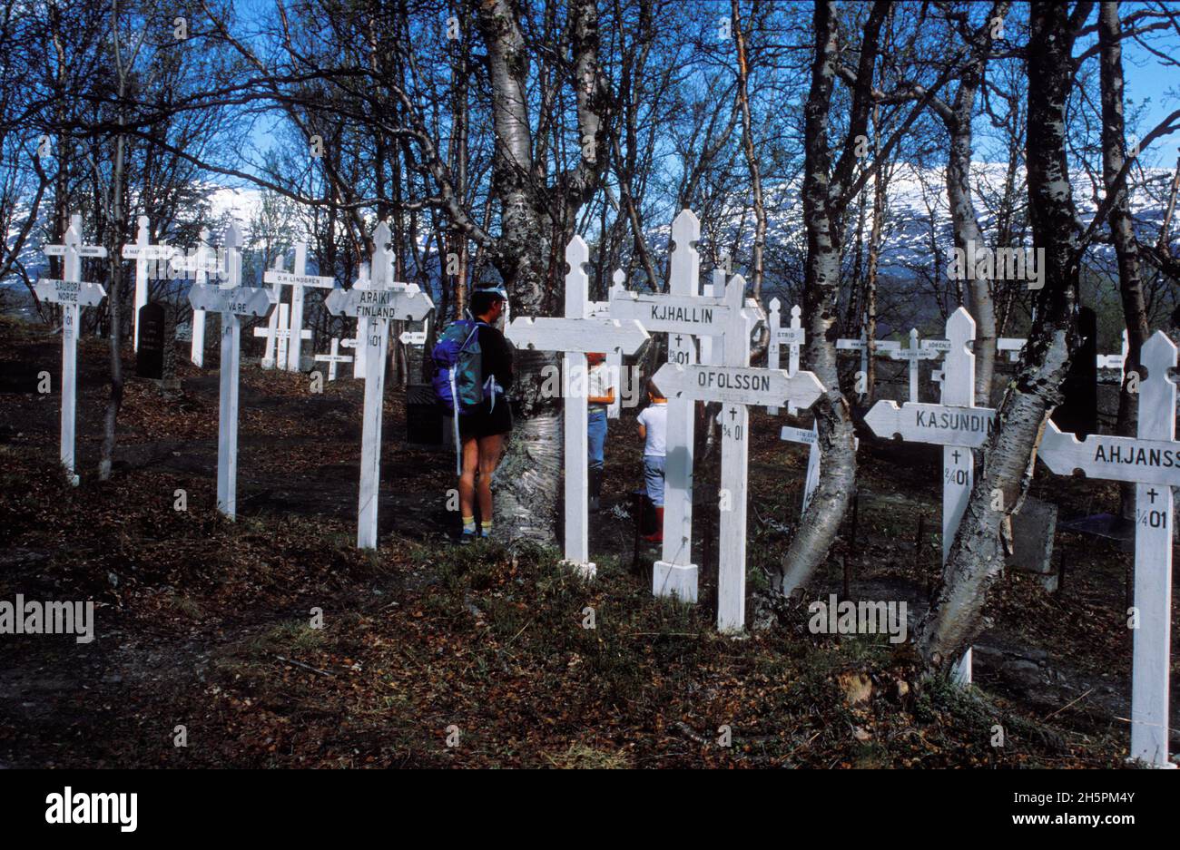 BJÖRKLIDEN, SUECIA EN 1989, ANÁLOGO. Cementerio y cruz blanca de la época Navvy. Resorte. Personas no identificadas, uso editorial. Foto de stock