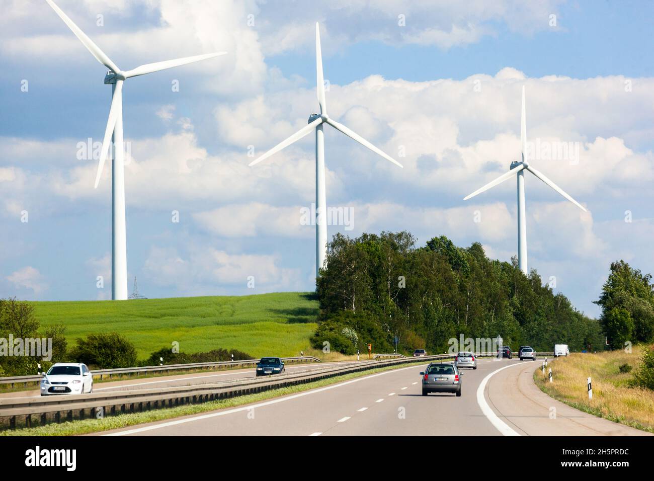 Alemania coches de conducción en carretera en el campo Alemania aerogenerador, turbinas Alternative Energy Alemán, Autobahn Foto de stock