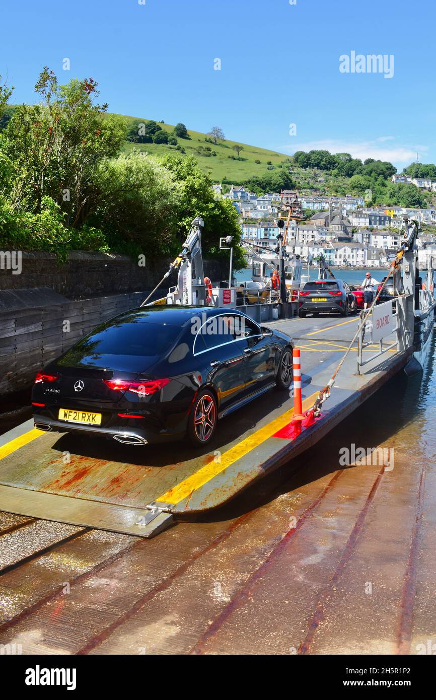 Un coche que sube al Lower Ferry desde Kingswear al otro lado del río Dart. Este es un ferry de empuje-tracción impulsado por un remolcador alongsid Foto de stock