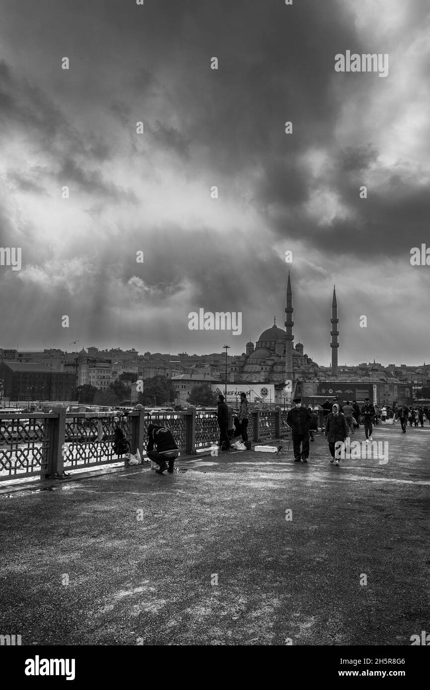 Estambul, Turquía-9 de noviembre de 2021: Vista de la nueva mezquita desde el puente de Galata, que es un lugar frecuentado por los turistas en la ciudad. Foto de stock