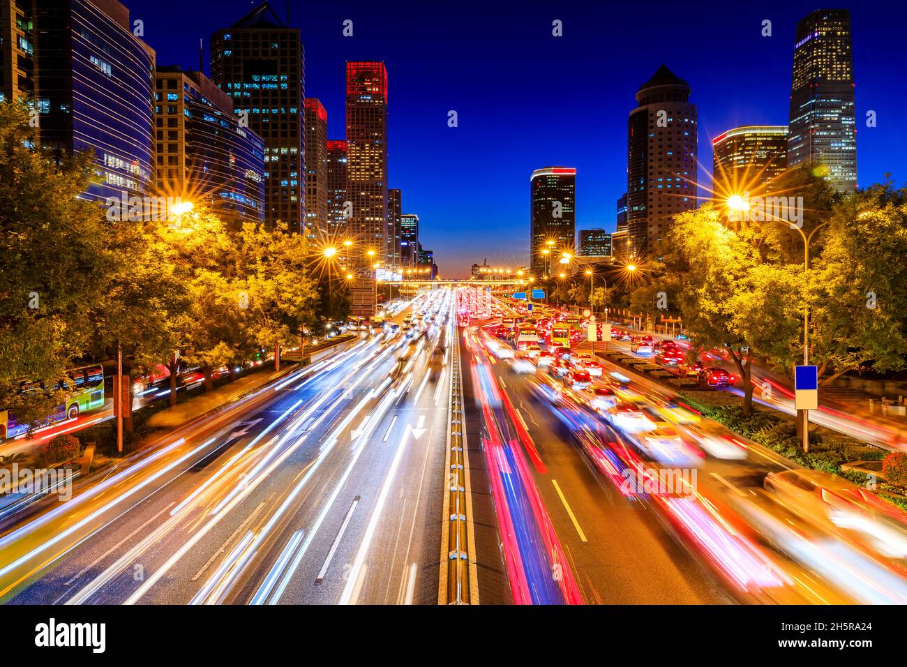 Transitada carretera de la ciudad y edificios de rascacielos en Beijing por la noche, China. Foto de stock