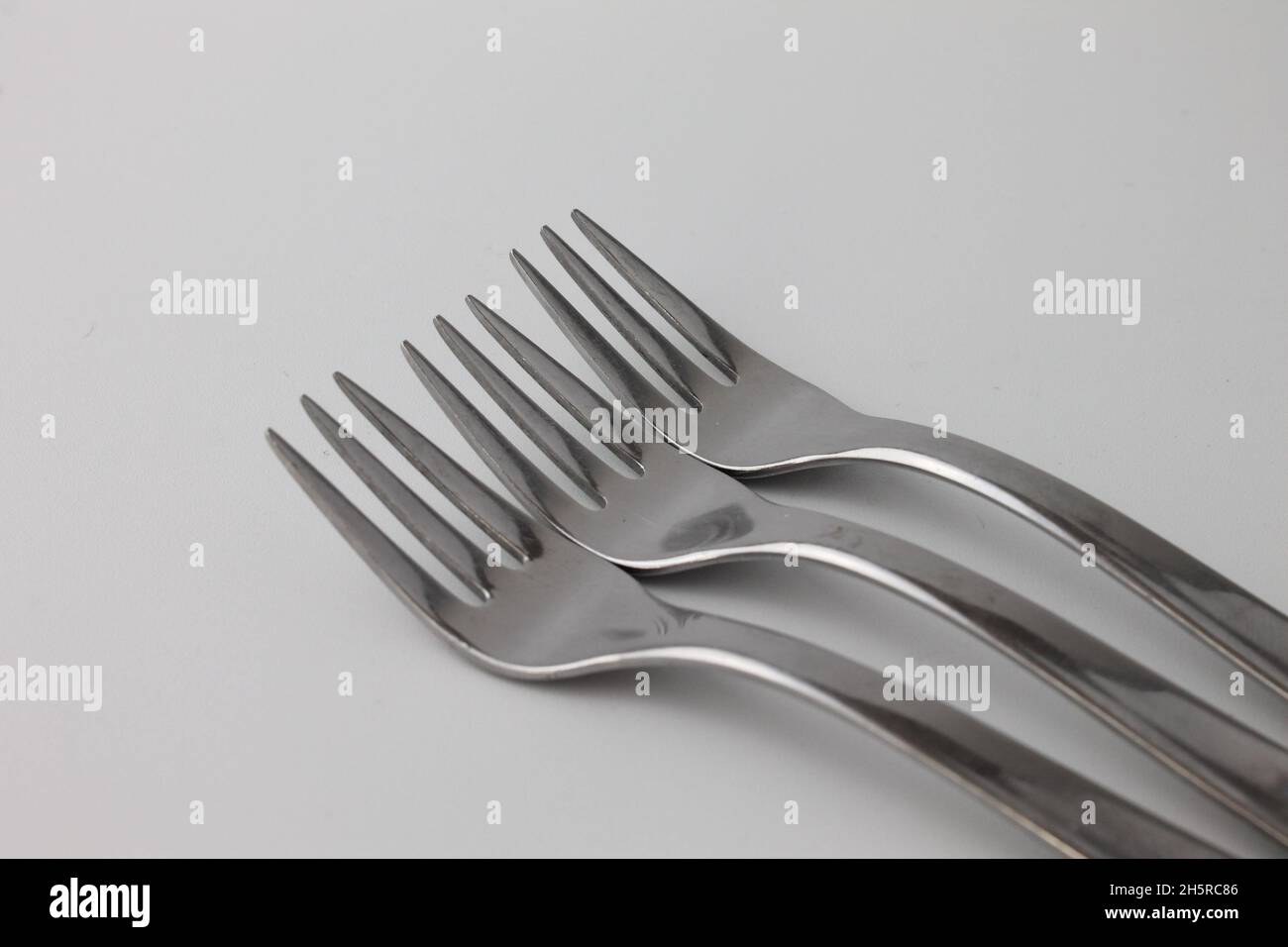 3, tenedores de tres puntas, tenedores de ostras también llamados mariscos  o un tenedor de cóctel Fotografía de stock - Alamy