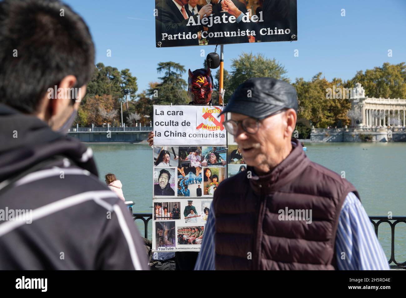 Madrid, España - 09 de noviembre de 2021: Un par de personas denuncian públicamente que el Partido Comunista Chino persigue y tortura a los seguidores de Falun Gong, Reti Foto de stock