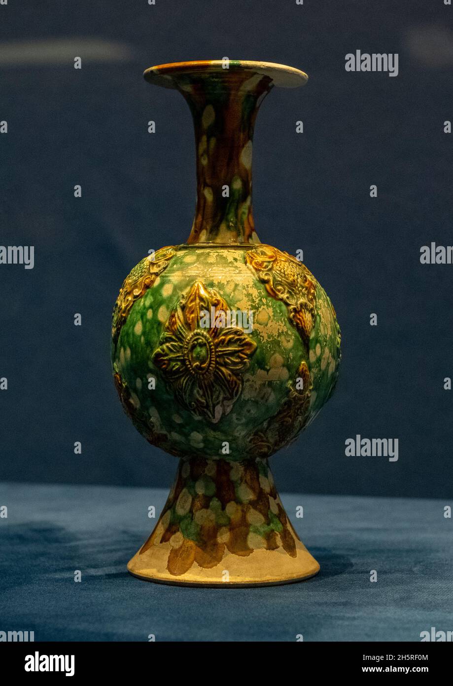 Jarrón de Sancai vidriado con patrón floral. Dinastía Tang, 618-907. En la colección del Museo Shanxi. Foto de stock