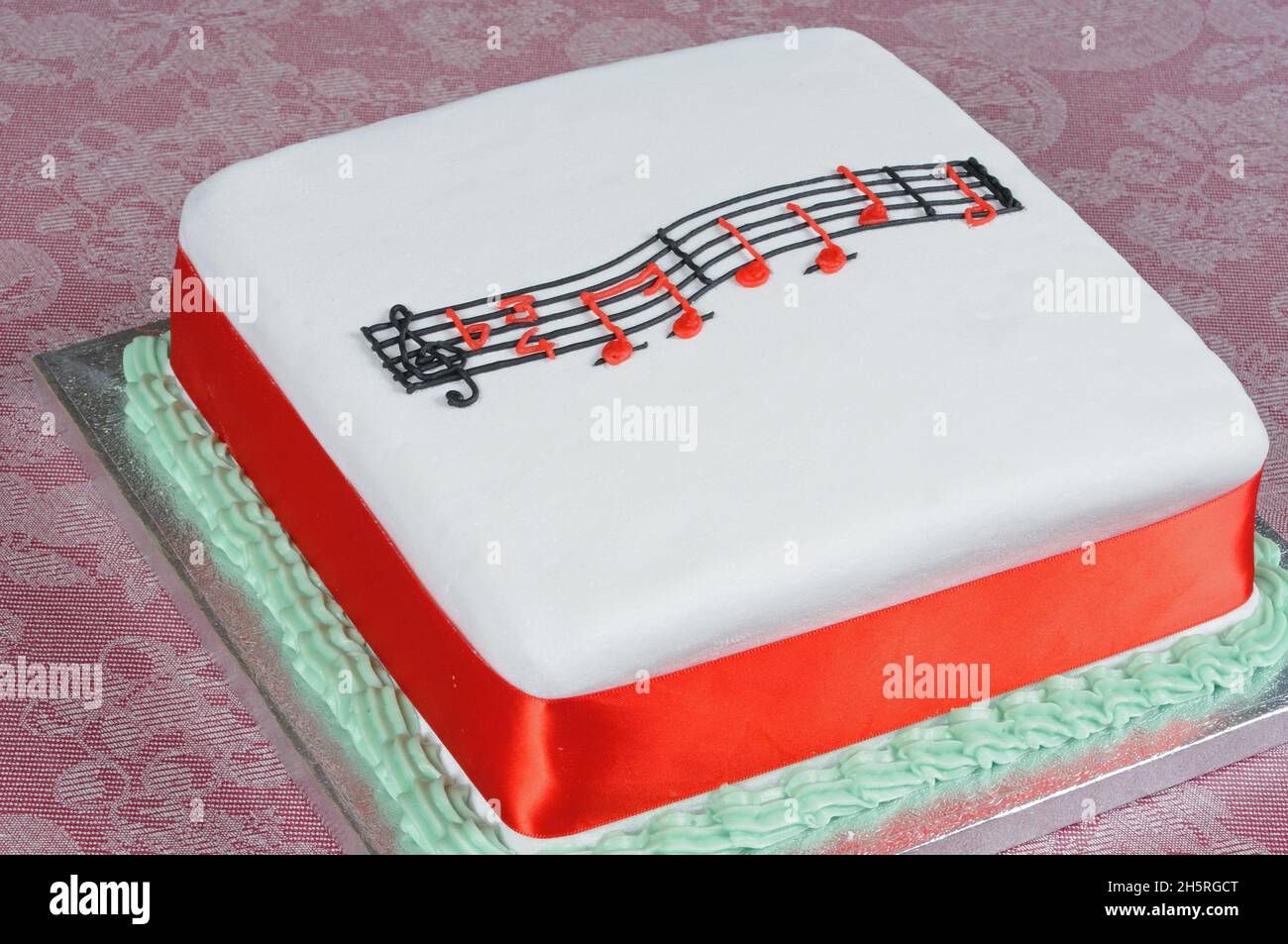 Feliz cumpleaños Música encima de un cuadrado blanco pastel Fotografía de  stock - Alamy