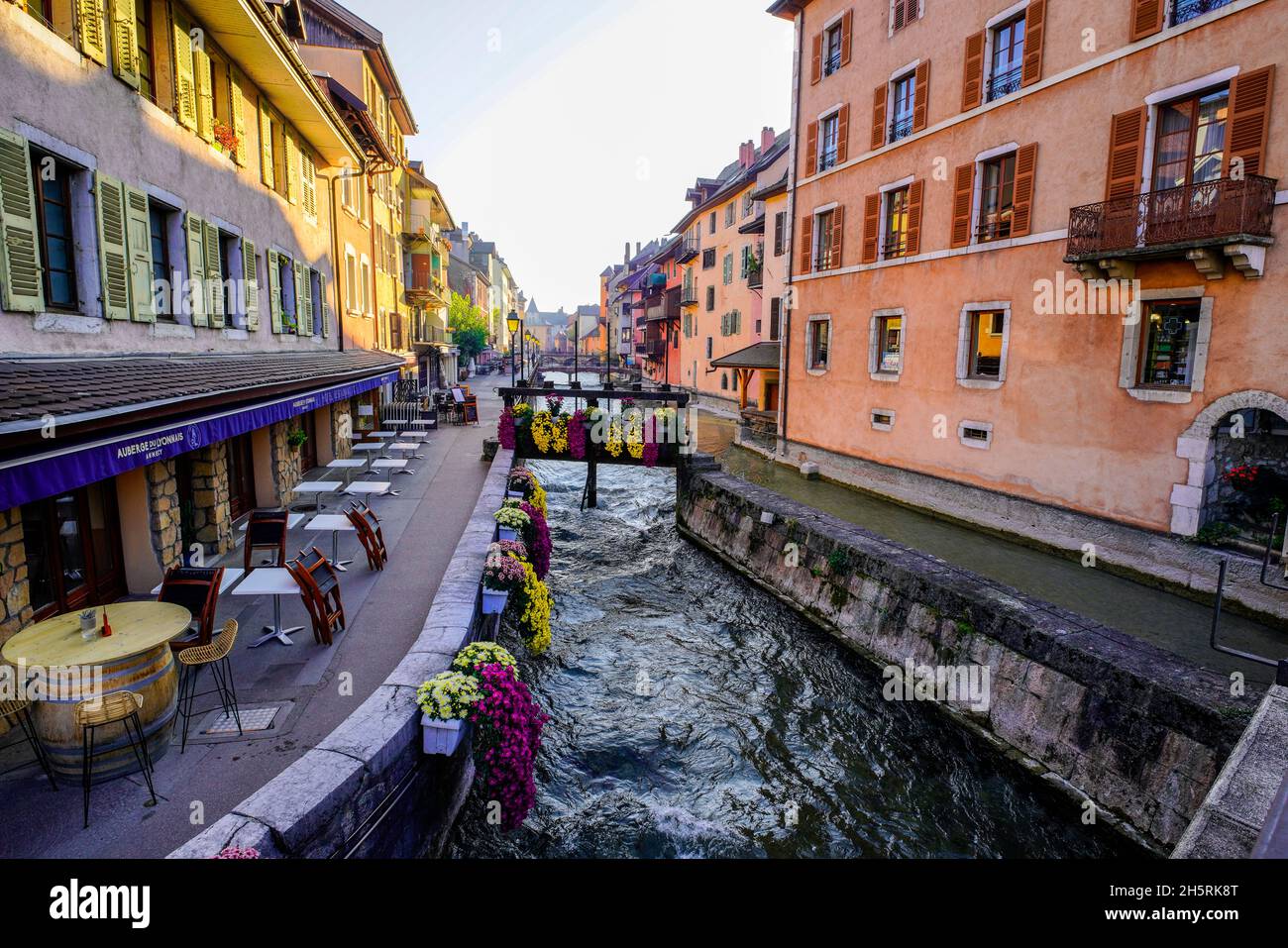 Vista del casco antiguo de Annecy. El departamento de Alta Saboya en la región de Auvernia-Rhône-Alpes de Francia. El Castillo toma la forma de un barco en el Thiou C Foto de stock